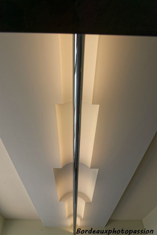 Grande préoccupation de l'architecte, la lumière indirecte a été réalisée avec l'aide du spécialiste André Salomon.